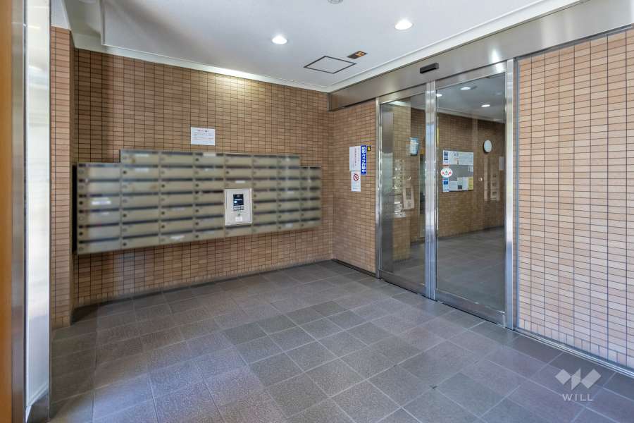 エントランスはオートロック付きです。