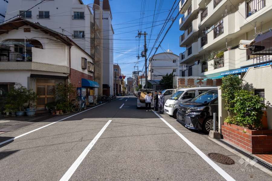 敷地の南側前面道路（東側から）
