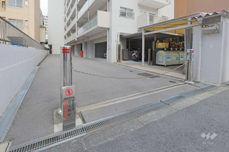 駐車場の出入り口（ロボットゲート付き）