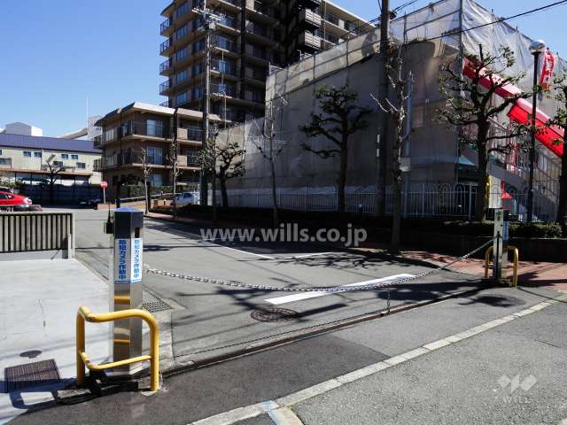 敷地の出入り口。車道の出入り口にはロボットゲート付きです。
