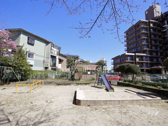 敷地に隣接して「豊原町南児童遊園」があります。