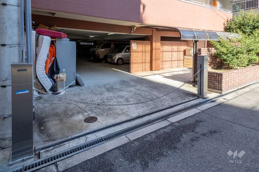 駐車場の出入り口（ロボットゲート付き）