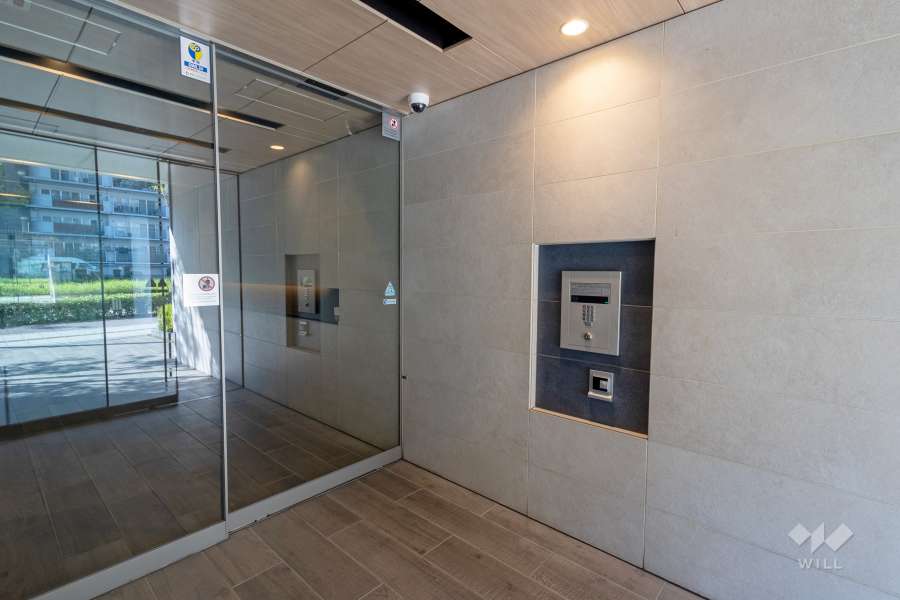 エントランスはオートロック付きです。　