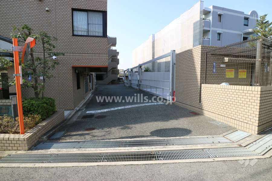 駐車場出入り口