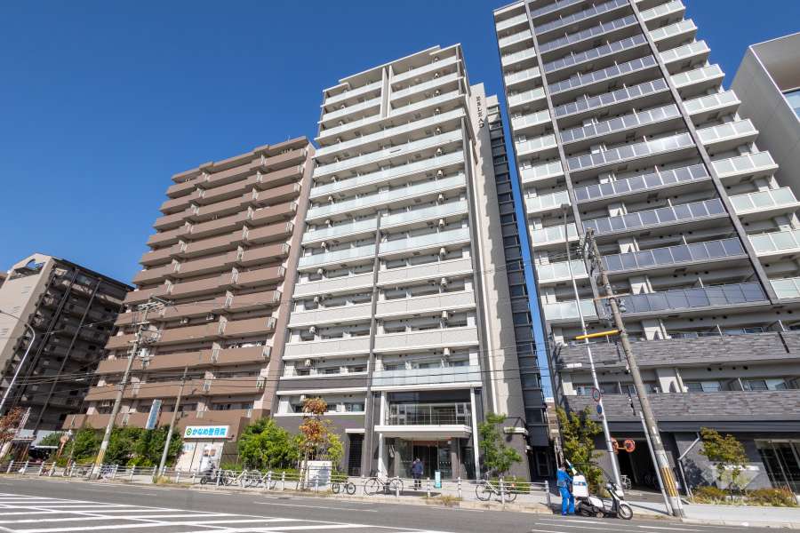 エスリード難波レジデンスの外観（南東側から）