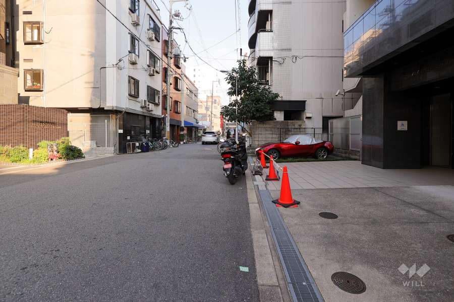 敷地北側の前面道路（西側から）