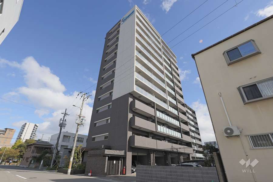 プレサンスロジェ桜川の外観（南西側から）