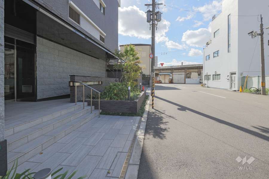 敷地西側の前面道路　