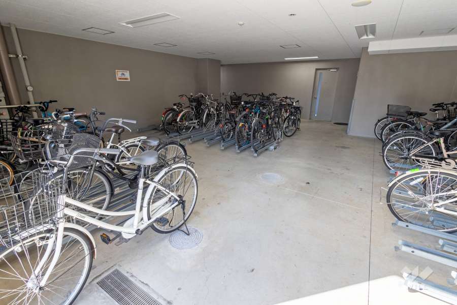 屋内に設けられた駐輪場