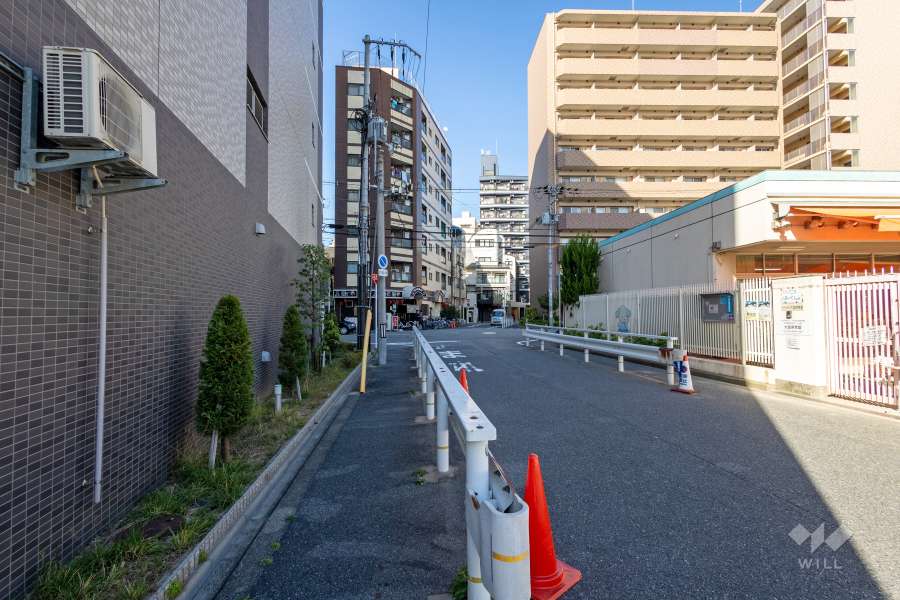 敷地の東側前面道路（南側から）