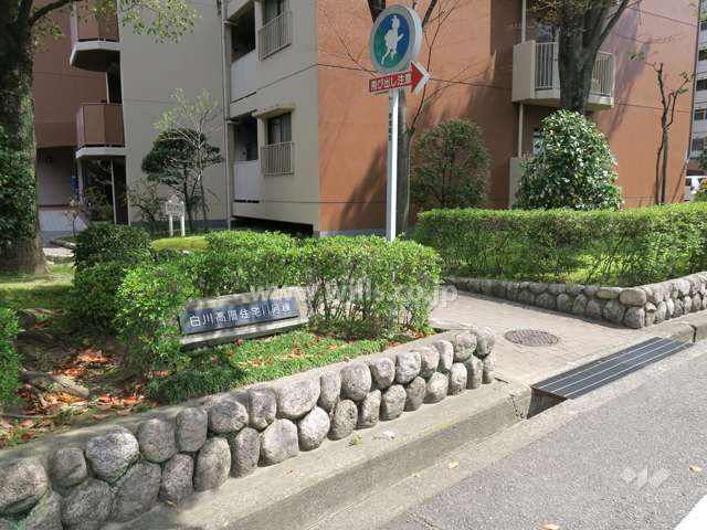 敷地入り口