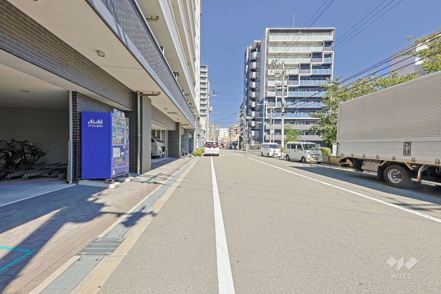 敷地東側の前面道路（南側から）