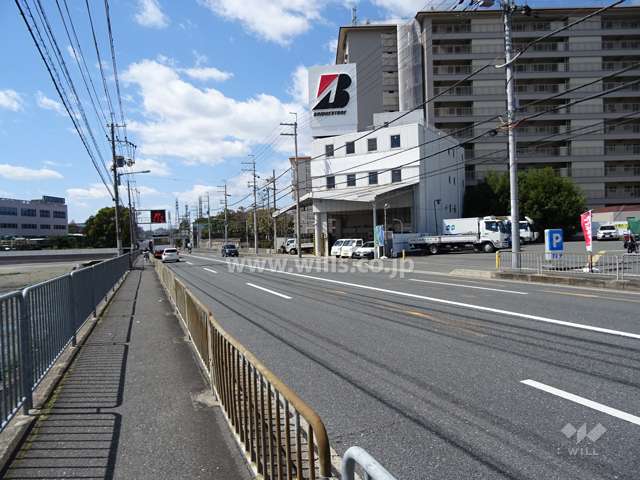 ローレルハイツ茨木総持寺１号棟の南側前面道路（国道171号線）