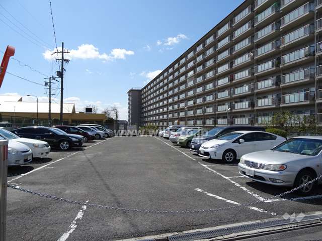 敷地内駐車場（屋外平面式）ロボットゲート付きです。
