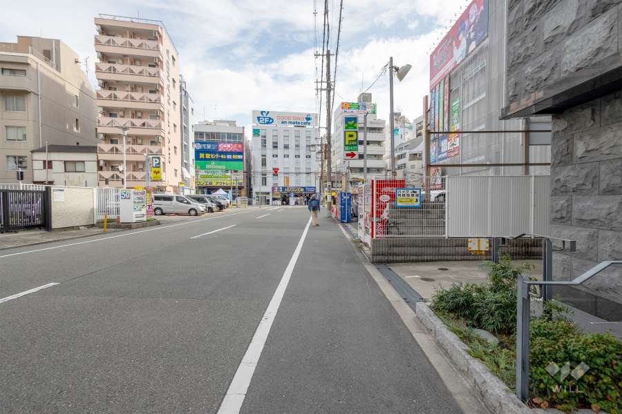 敷地北側の前面道路（西側から）
