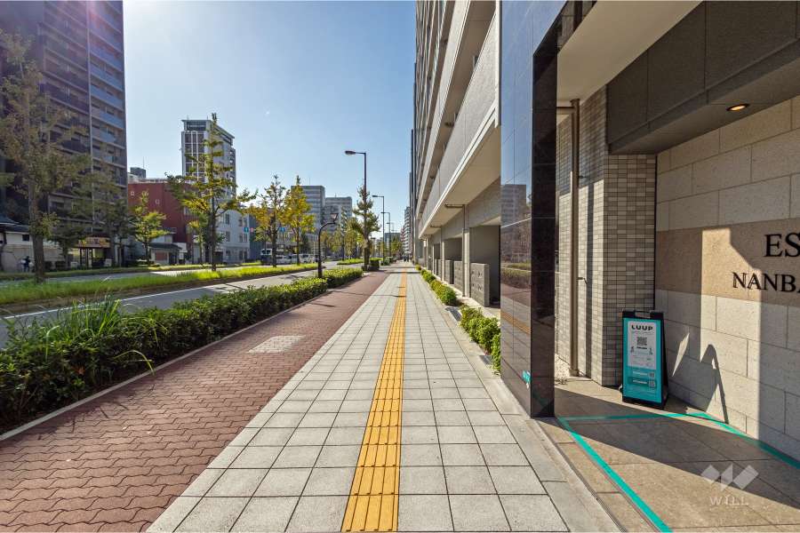敷地の東側前面道路は、なにわ筋です（北側から）。