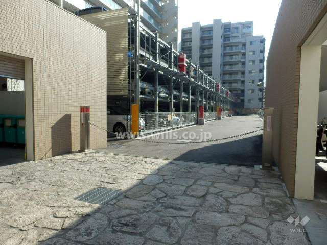 駐車場出入り口（ロボットゲート付き）