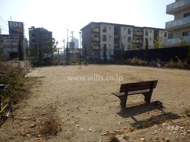 公園内には遊具やベンチなどが設置されています。