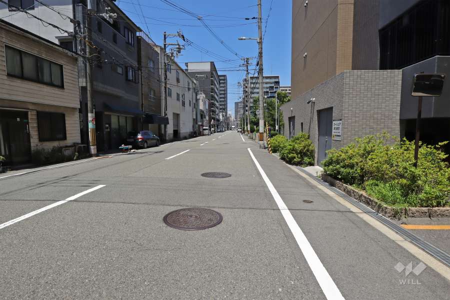 敷地西側の前面道路（南側から）