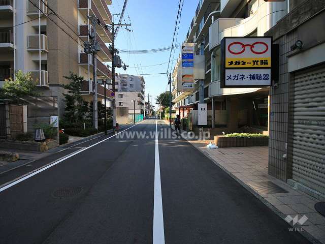 敷地西側の前面道路（北側から）