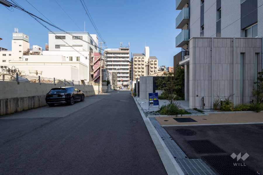 敷地西側の前面道路（南側から）