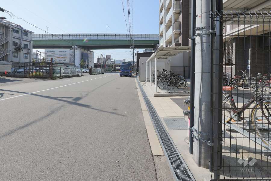 敷地の南側前面道路（東側から）