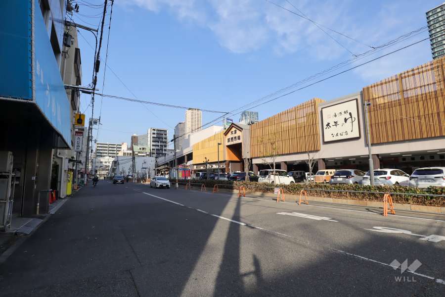 敷地東側前面道路。道路向かい側に「大阪木津卸売市場」があります。