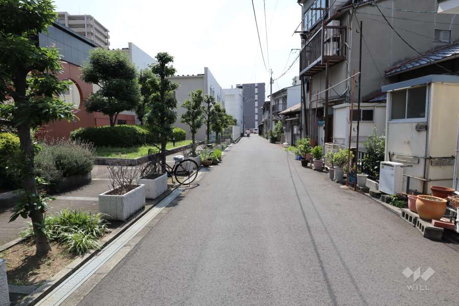 敷地北側の前面道路（東側から）