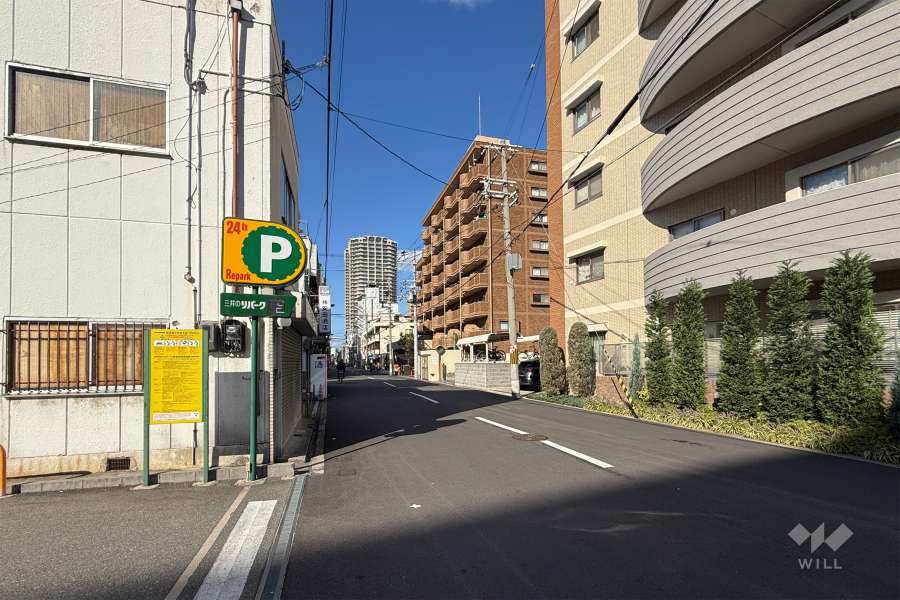 敷地西側の前面道路