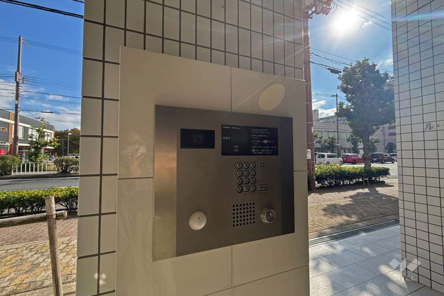 エントランスはオートロック付きです。