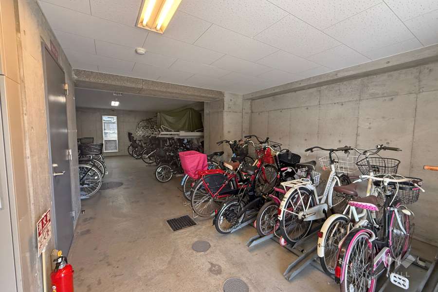 屋内に設けられた駐輪場