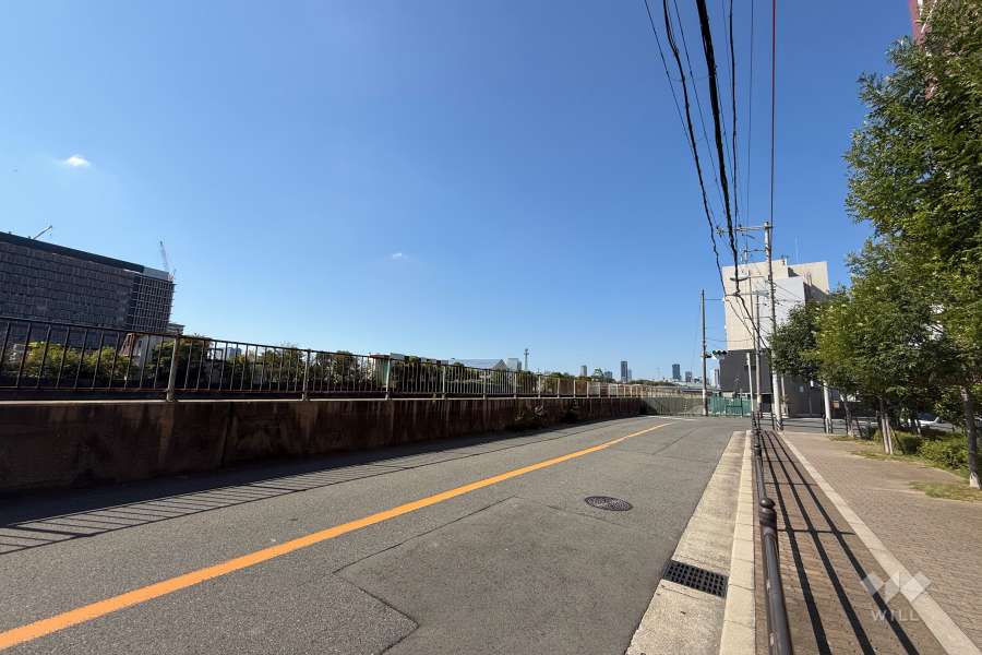敷地南側の前面道路