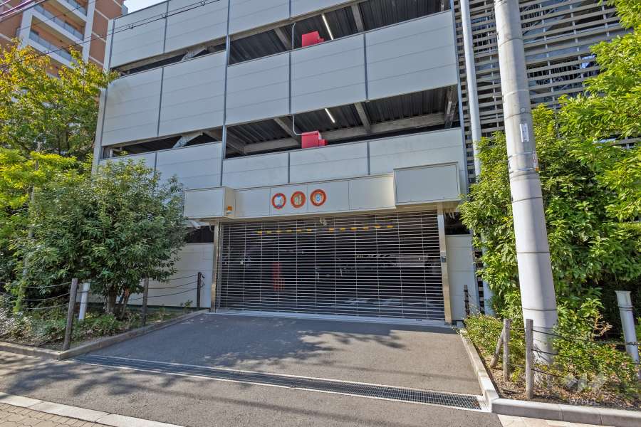 駐車場の出入り口（リングシャッター付き）