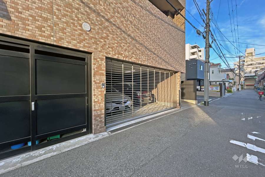 駐車場の出入り口（シャッター付き）