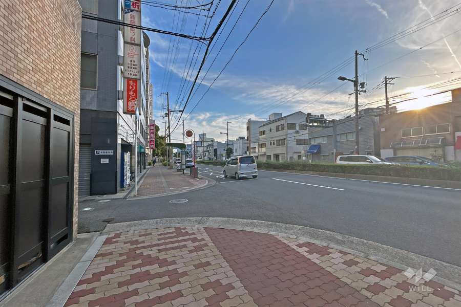 敷地西側の前面道路は今里筋です（北側から）。