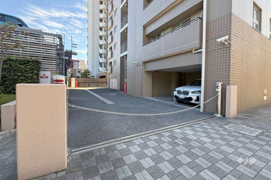 駐車場の出入り口（ロボットゲート付き）