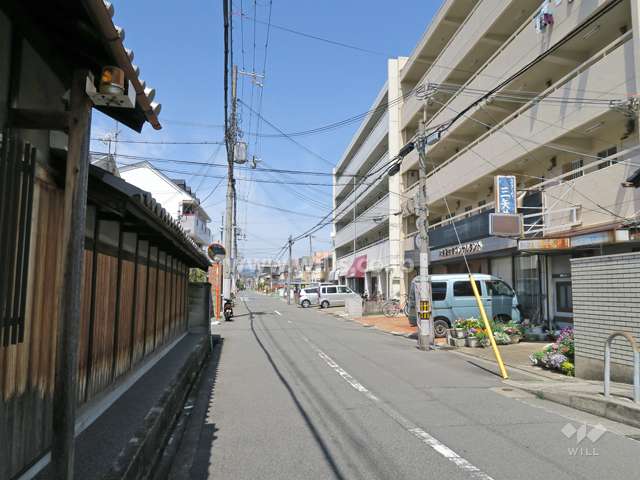 敷地西側の前面道路