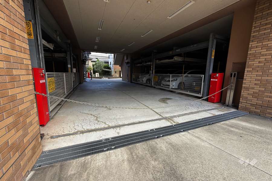 駐車場の出入り口(ロボットゲート付き)・敷地内駐車場（屋内機械式）