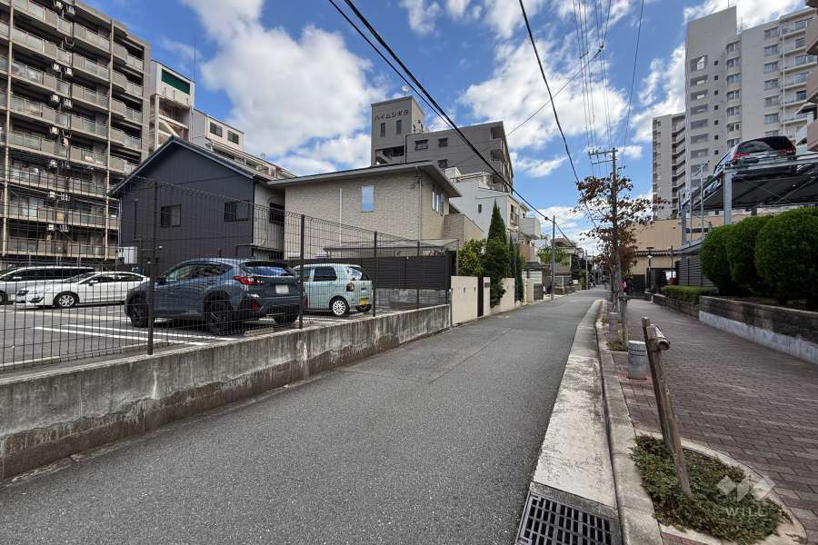敷地北側の前面道路（西側から）