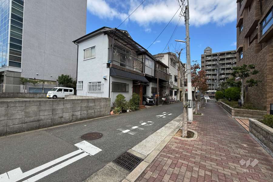 敷地西側の前面道路（南側から）