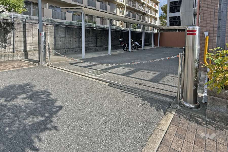 駐輪場の出入り口(ロボットゲート付き)