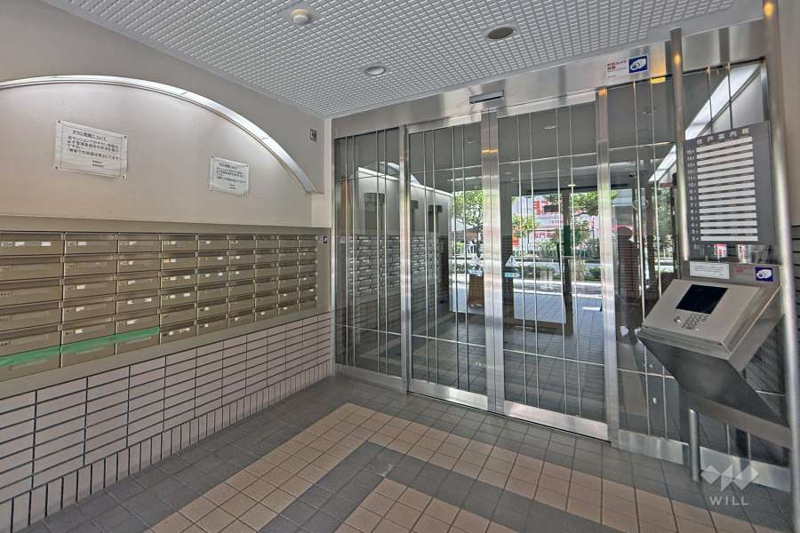 エントランスはオートロック付きです。