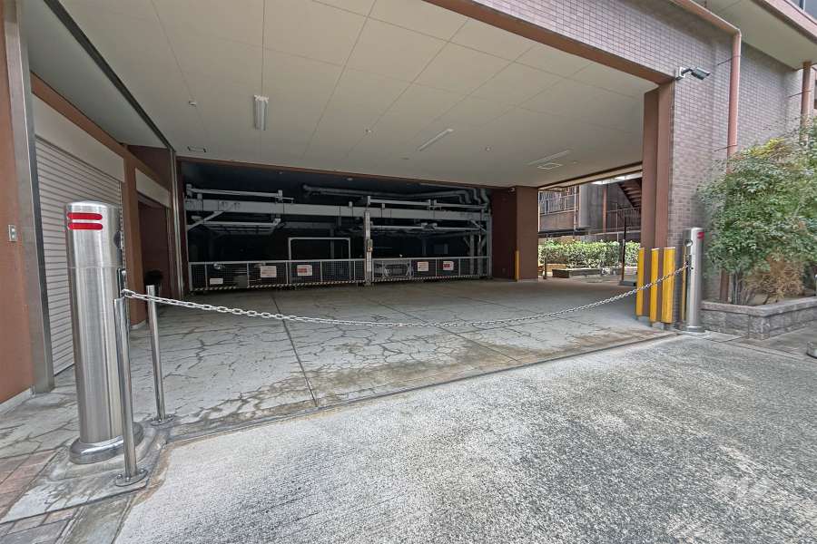 駐車場の出入り口(ロボットゲート付き)