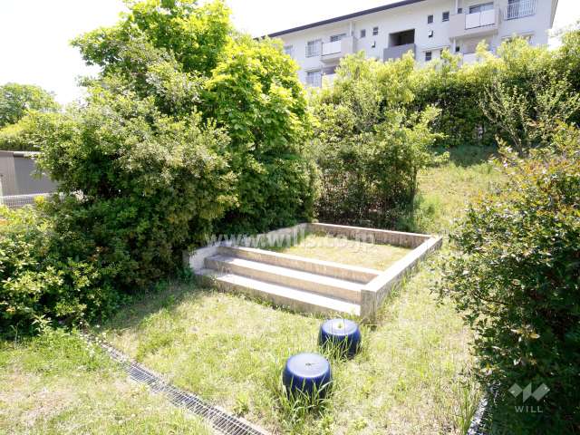 敷地内にある小さな公園