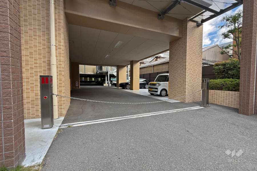駐車場の出入口（ロボットゲート付き）