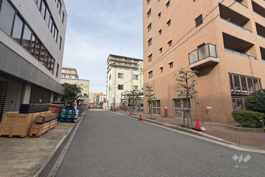 敷地西側の前面道路