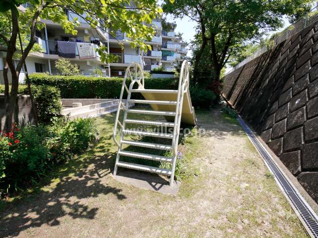 敷地に隣接する小さな公園