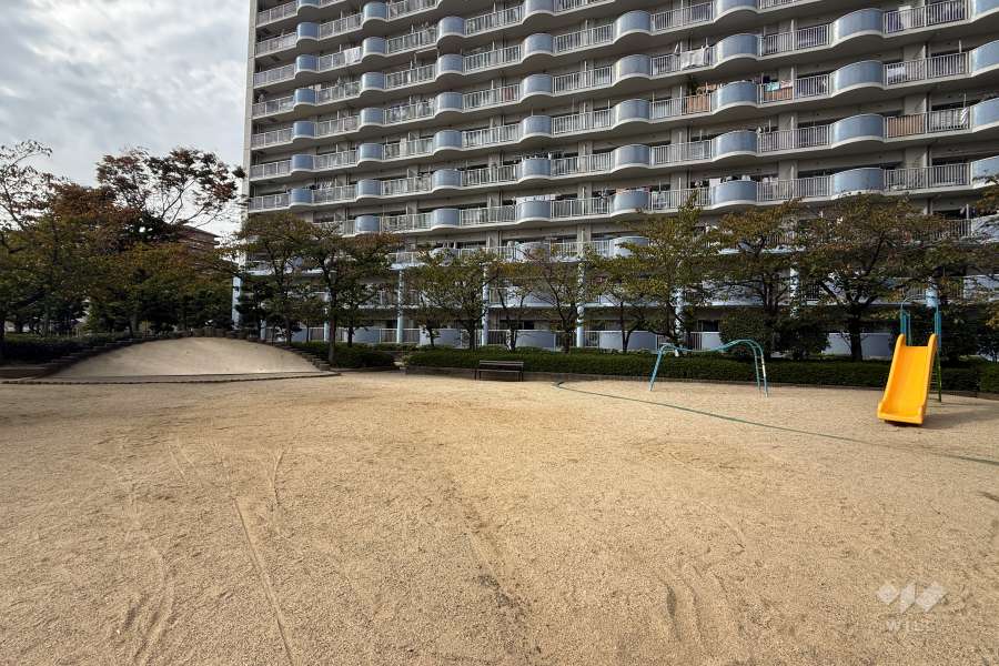敷地内にはプレイロットがあります。