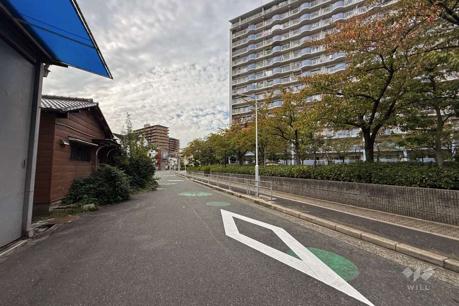 敷地南側の前面道路（東側から）