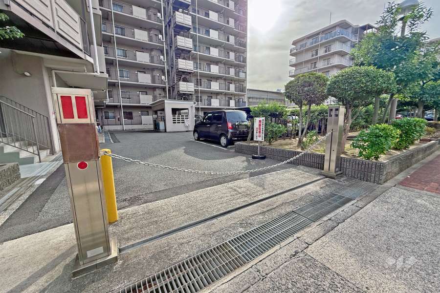 敷地内駐車場の出入り口（シャッター付き）